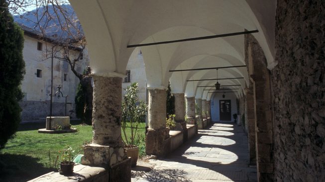 chiostro_abbazia_novalesa_1.jpg