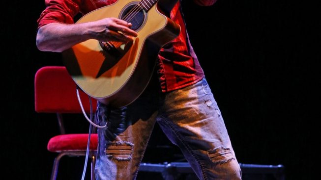 tommyemmanuel14.jpg
