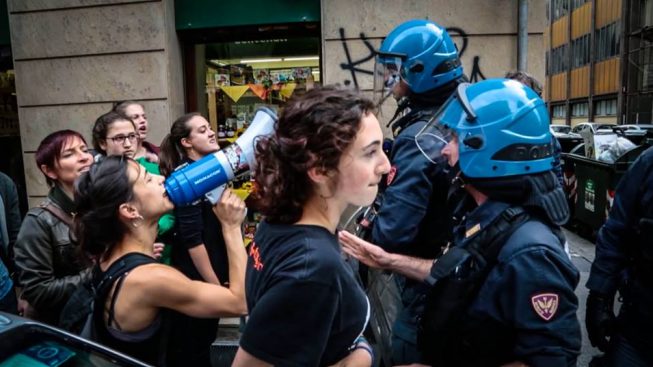 sentinelle-piedi-contromanifestazione-qp.jpg