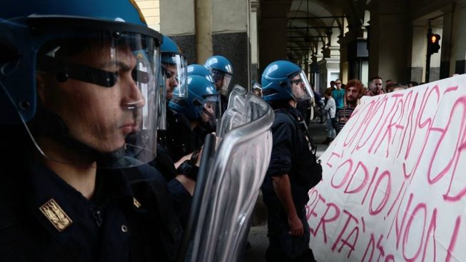 sentinelle-in-piedi-polizia-qp.jpg