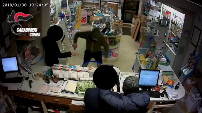 video-rapina-farmacia-magliano-alfieri