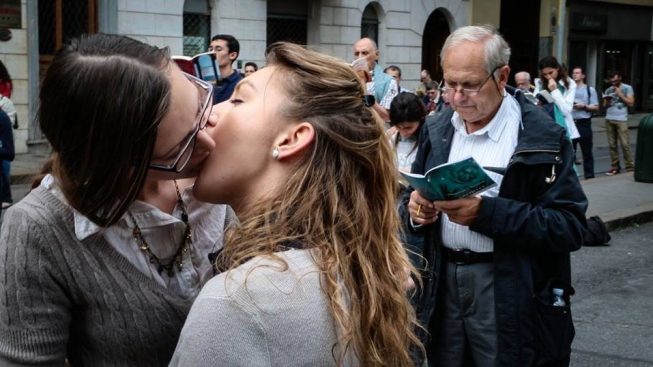 sentinelle-in-piedi-bacio-lesbo-qp