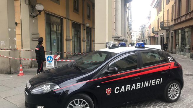 Via-Emilia-Tortona-carabinieri-distacco-intonaco-1