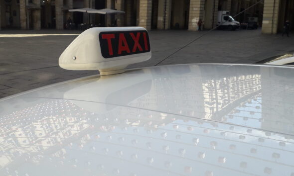 https://www.quotidianopiemontese.it/wp-content/uploads/2019/03/taxi-qp-e1770491182833-590x354.jpg