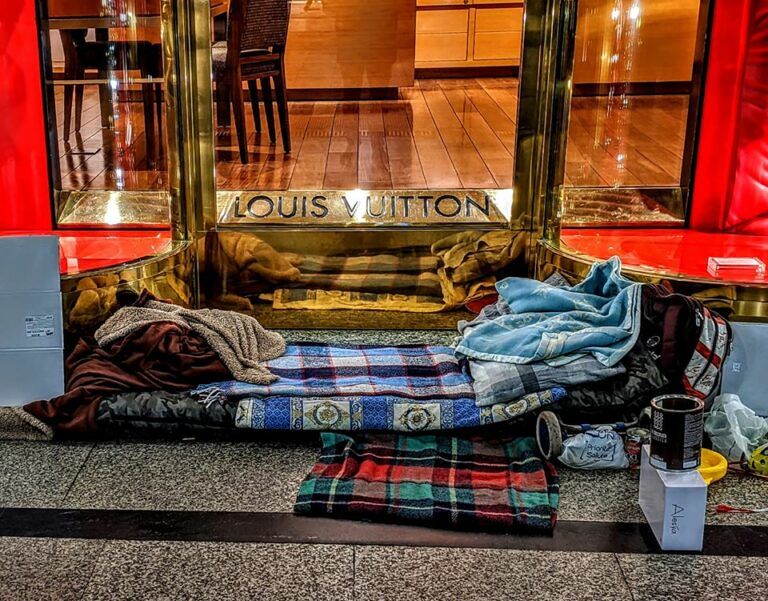 Il senzatetto che dorme davanti all'ingresso di Louis Vuitton in via ...