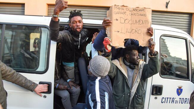 Torino 21-11-2017 foto Dario Nazzaro : ULTIMATO LO SGOMBERO DEI PROFUGHI CHE VIVEVANO NEGLI SCANTINATI DELL’EX MOI