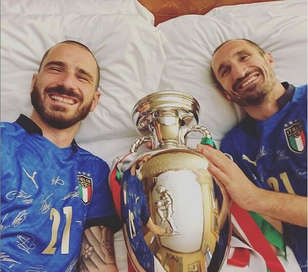 bonucci-chiellini-coppa-europa.jpg