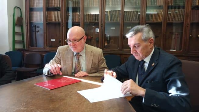 Da sinistra il Prof. Ermanno Vercellin, Direttore del Dipartimento di Fisica UniTo e il Dott. Carlo Ferraris, Governatore lions (4)