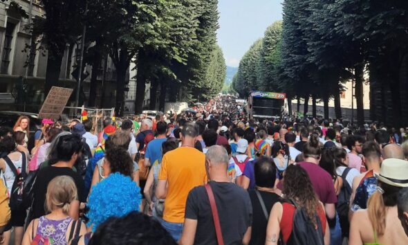 https://www.quotidianopiemontese.it/wp-content/uploads/2023/06/corteo-Torinopride-e1749143005953-590x354.jpg