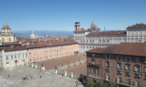 https://www.quotidianopiemontese.it/wp-content/uploads/2023/08/piazza-castello-reale-qp-590x354.jpg