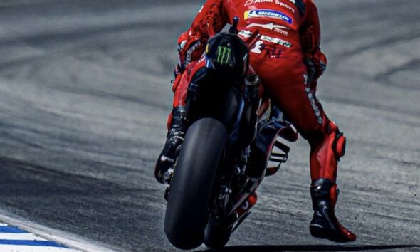 https://www.quotidianopiemontese.it/wp-content/uploads/2023/10/PeccoBagnaia-MotoGP-590x354.jpg