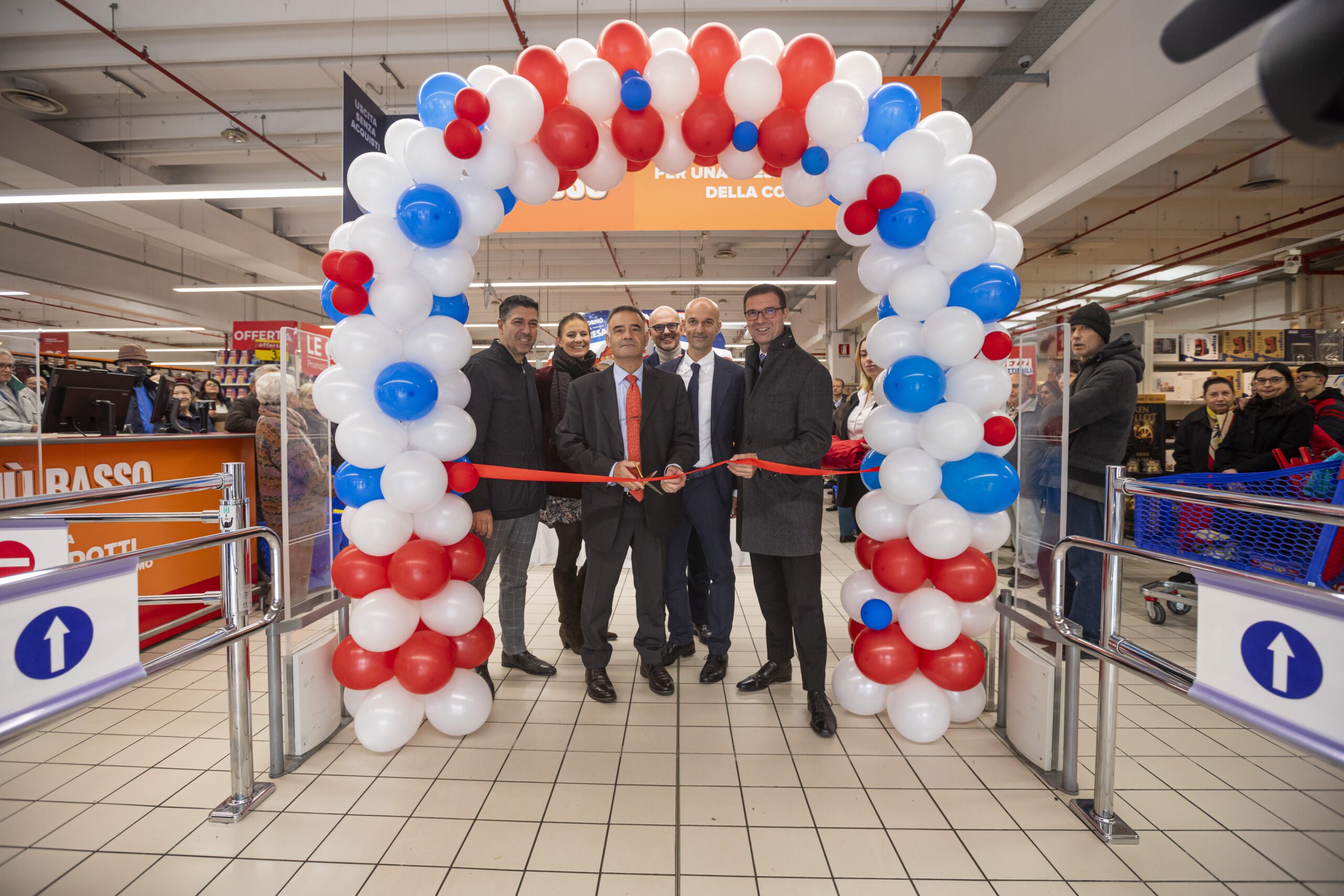 Abertura do primeiro hipermercado franqueado em Novara