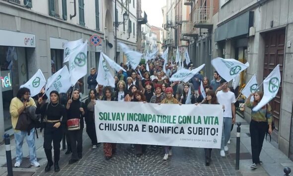 https://www.quotidianopiemontese.it/wp-content/uploads/2023/12/comitato-solvay-590x354.jpeg