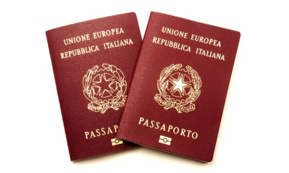https://www.quotidianopiemontese.it/wp-content/uploads/2023/12/passaporto-590x354.jpeg