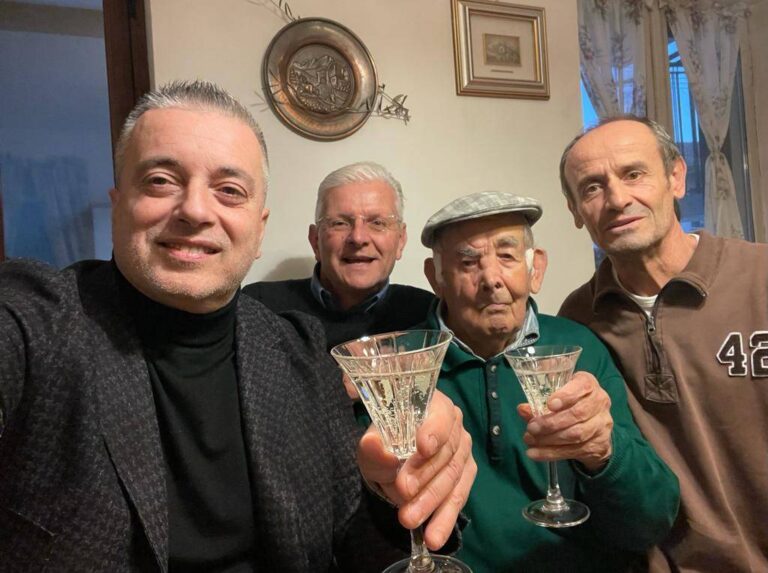 Bartolomeo compie 100 anni a Pollenzo e riceve una targa ricordo