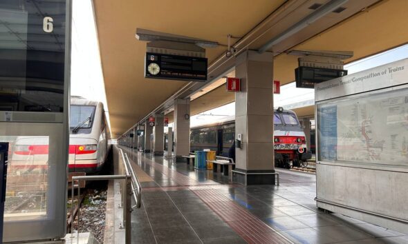 https://www.quotidianopiemontese.it/wp-content/uploads/2024/01/porta-nuova-banchina-treni-binario-590x354.jpeg