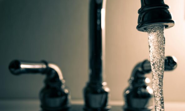 https://www.quotidianopiemontese.it/wp-content/uploads/2024/02/acqua-rubinetto-590x354.jpg