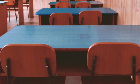 https://www.quotidianopiemontese.it/wp-content/uploads/2024/02/insegnanti-scuola-3-scaled-e1715767978488-590x354.jpg