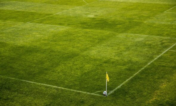 https://www.quotidianopiemontese.it/wp-content/uploads/2024/04/campo-sportivo-stadio-erba-angolo-cc0-590x354.jpg