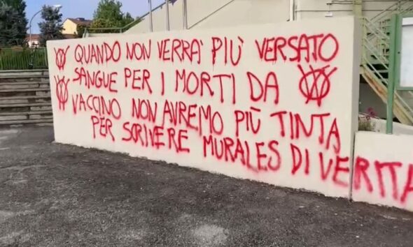 https://www.quotidianopiemontese.it/wp-content/uploads/2024/04/scritte-novax-liceo-moncalieri-590x354.jpg