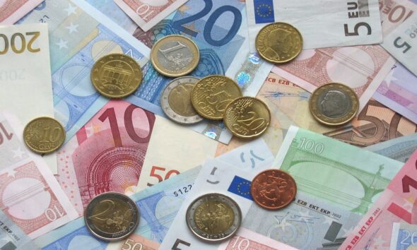 https://www.quotidianopiemontese.it/wp-content/uploads/2024/08/denaro-soldi-euro-da-pxhere-qp-590x354.jpg