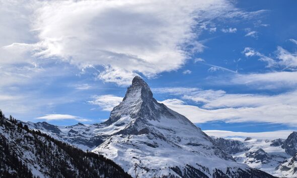 https://www.quotidianopiemontese.it/wp-content/uploads/2024/08/monte-cervino-parete-est-e-nord-visto-da-zermatt-590x354.jpeg