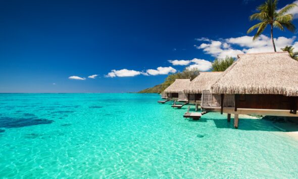 https://www.quotidianopiemontese.it/wp-content/uploads/2024/10/maldives-sky-vacation-blue-turquoise-tropics-1620306-pxhere.com_-590x354.jpg