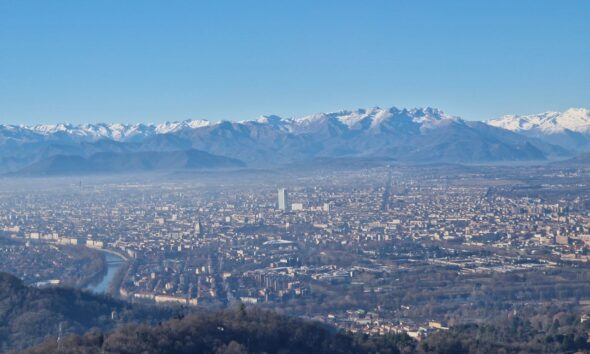 https://www.quotidianopiemontese.it/wp-content/uploads/2024/12/torino-vista-panorama-qp-590x354.jpg