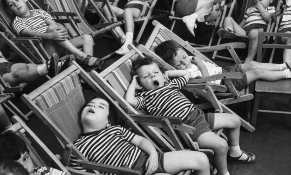 https://www.quotidianopiemontese.it/wp-content/uploads/2025/02/12_Henri-Cartier-Bresson-Napoli-1960-©-Fondation-Henri-Cartier-Bresson-Magnum-Photos-590x354.jpg