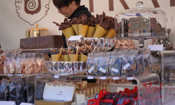 https://www.quotidianopiemontese.it/wp-content/uploads/2025/02/cioccolato-stand-qp-590x354.jpg