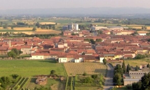 https://www.quotidianopiemontese.it/wp-content/uploads/2025/03/villareggia-panorama-collina-590x354.jpeg