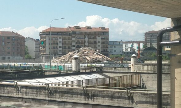 https://www.quotidianopiemontese.it/wp-content/uploads/2025/04/abbattua-ex-gondrand-torino-qp-590x354.jpg