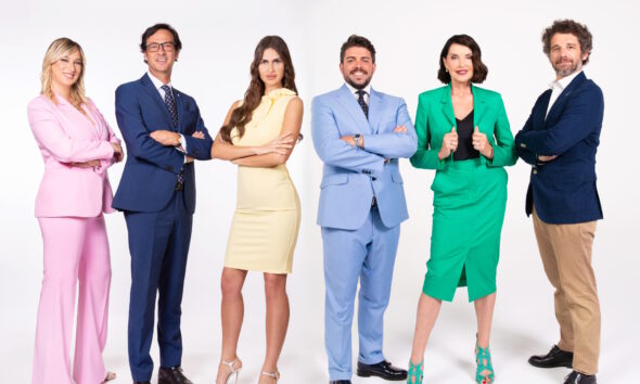 https://www.quotidianopiemontese.it/wp-content/uploads/2025/05/CASA-A-PRIMA-VISTA-Cast-completo-590x354.jpg