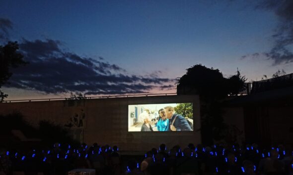 https://www.quotidianopiemontese.it/wp-content/uploads/2025/05/CasanelParco_CineNightaMirafiori24-590x354.jpeg