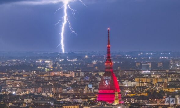 https://www.quotidianopiemontese.it/wp-content/uploads/2025/05/fulmine-torino-valerio-minato-590x354.jpg