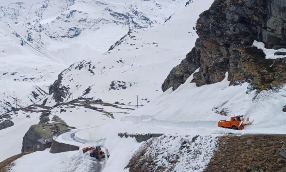 https://www.quotidianopiemontese.it/wp-content/uploads/2025/05/sgombero_neve_SP_50_Colle-Nivolet_19_05_2025_1-590x354.jpeg
