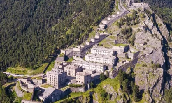 https://www.quotidianopiemontese.it/wp-content/uploads/2025/06/FORTE-DI-FENESTRELLE-590x354.jpg