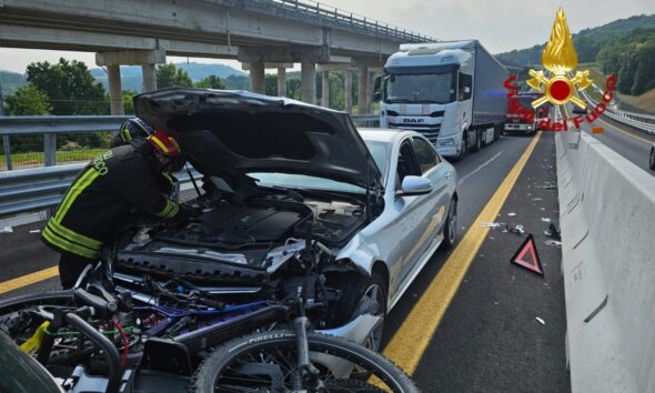 https://www.quotidianopiemontese.it/wp-content/uploads/2025/06/Scontro-a5-vigili-del-fuoco-590x354.jpeg