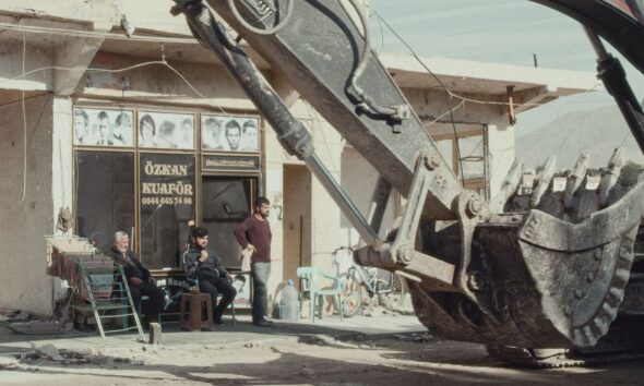 https://www.quotidianopiemontese.it/wp-content/uploads/2025/06/The-Town-that-Drove-Away_05_r-590x354.jpg