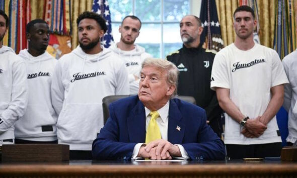 https://www.quotidianopiemontese.it/wp-content/uploads/2025/06/donald-trump-juventus-studio-ovale-590x354.jpg