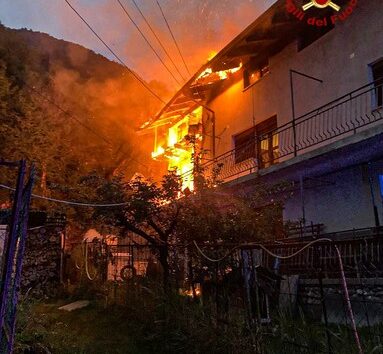 https://www.quotidianopiemontese.it/wp-content/uploads/2025/06/incendio-val-di-susa--383x354.jpg