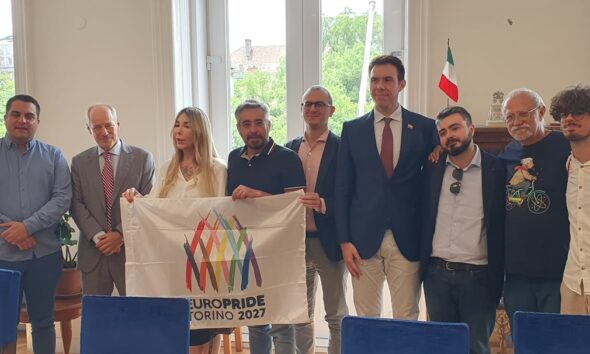 https://www.quotidianopiemontese.it/wp-content/uploads/2025/06/la-delegazione-torinese-che-partecipera-al-Budapest-Pride-con-lambasciatore-590x354.jpeg