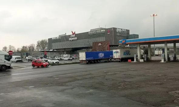 https://www.quotidianopiemontese.it/wp-content/uploads/2025/06/novara-est-area-di-sosta-autogrill-camion-590x354.webp