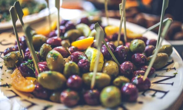 https://www.quotidianopiemontese.it/wp-content/uploads/2025/06/olive-taggiasche-590x354.jpg