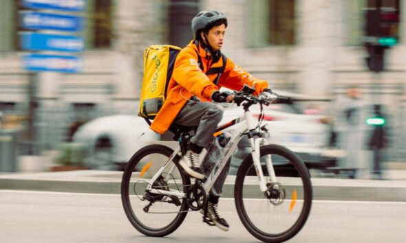 https://www.quotidianopiemontese.it/wp-content/uploads/2025/06/pexels-altamar-rider-glovo-e1751474026861-590x354.jpg