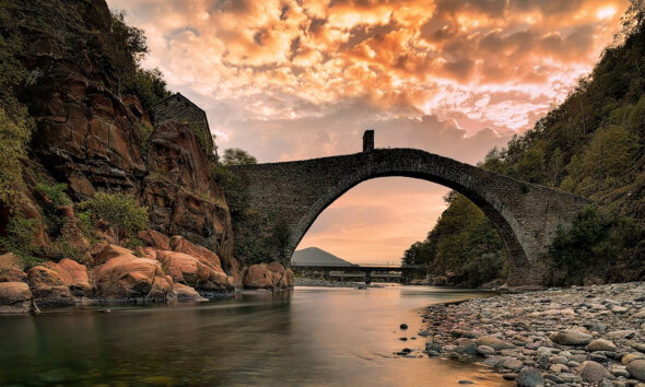 https://www.quotidianopiemontese.it/wp-content/uploads/2025/06/ponte-del-diavolo-lanzo-590x354.jpg