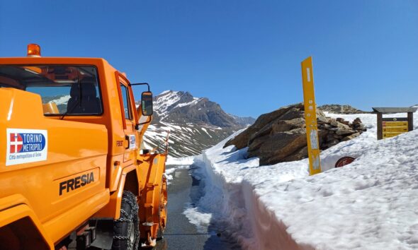 https://www.quotidianopiemontese.it/wp-content/uploads/2025/06/sgombero_neve_su_SP_50_Colle_Nivolet_10_06_2025_3-590x354.jpeg