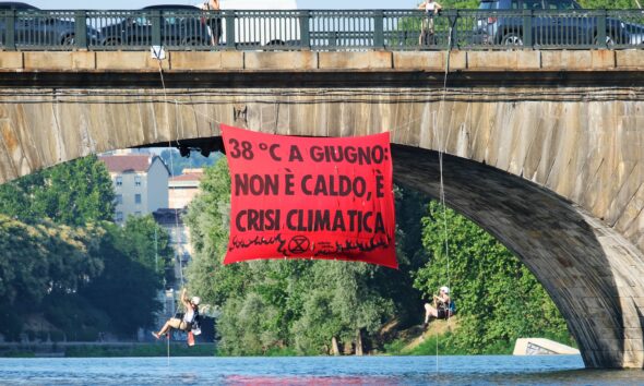 https://www.quotidianopiemontese.it/wp-content/uploads/2025/07/Extinction-Rebellion-min-590x354.jpg
