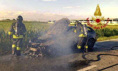 auto in fiamme Crescentino