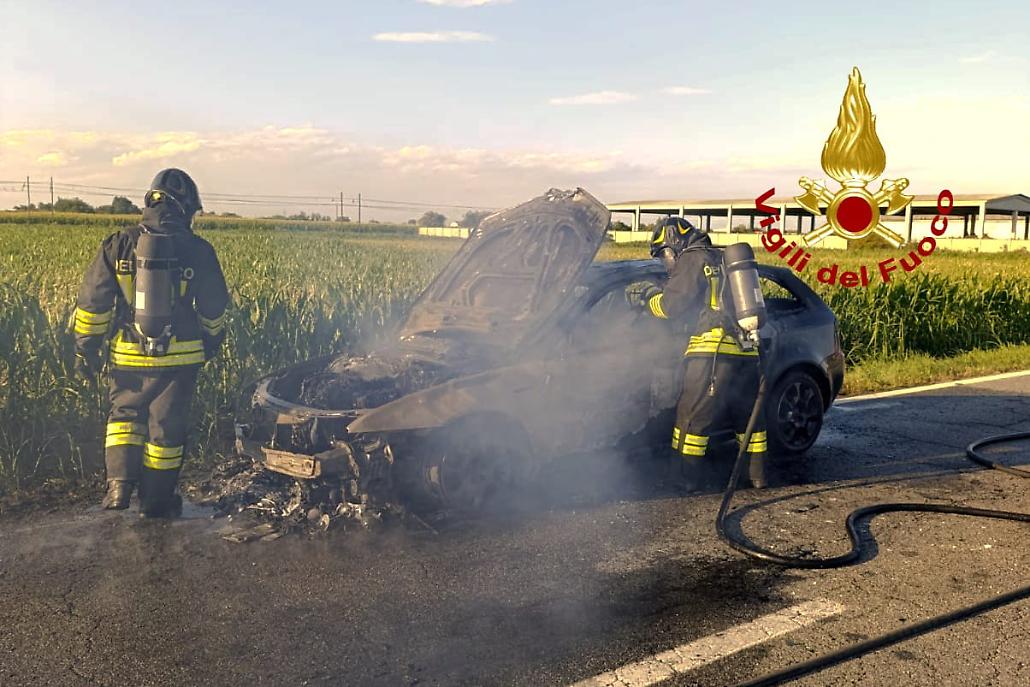 auto in fiamme Crescentino
